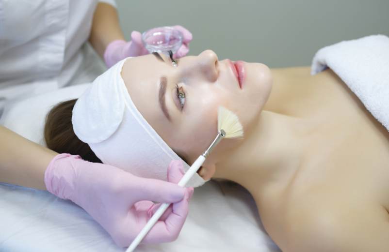 Peeling acide de fruit : bienfait et dangers de ce produit de beauté