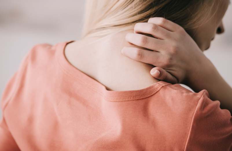 Boutons dans le dos qui grattent : causes et traitements